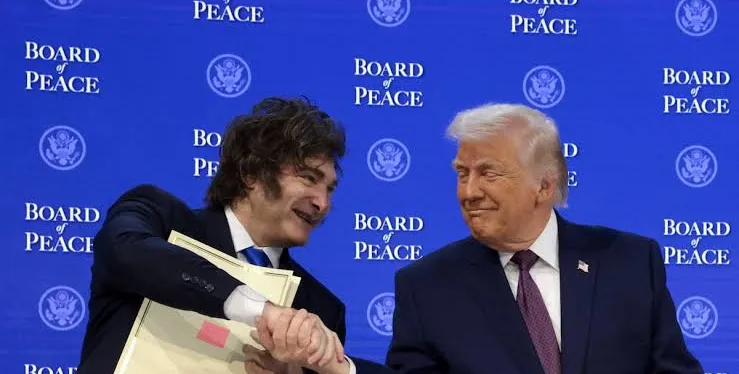 Del escritorio público a la vereda: el error que lo hundió