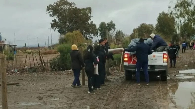 El temporal dejó familias evacuadas en Sarmiento: el Gobierno de Orrego salió a asistirlas