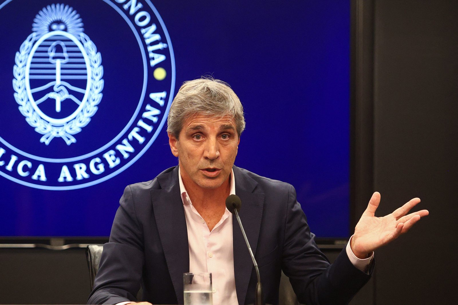 Caputo sale a buscar otros USD 250 millones: por qué el mercado le va a dar lo que pide