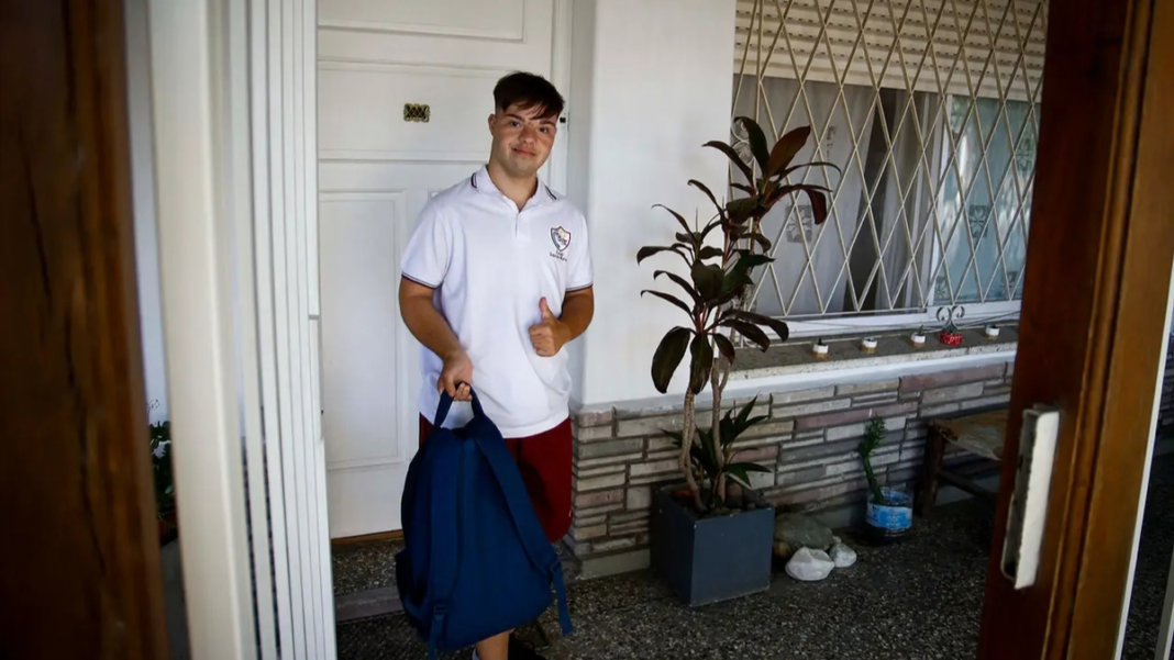 Dijeron que ‘ya no aprende más’ por tener síndrome de Down y lo mandaron a una escuela especial: a los 18 años reclamó en la Justicia y ganó