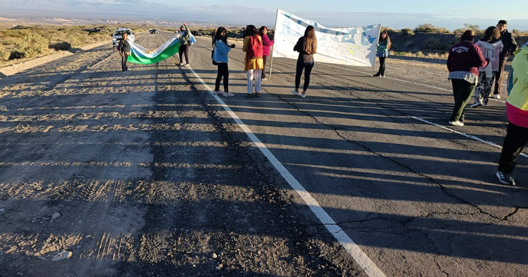 Los docentes subieron la apuesta: cortaron el acceso a la mina Veladero para que los escuchen