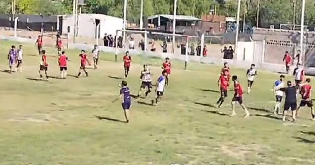 Escándalo en el fútbol sanjuanino: jugadores se agarraron a las piñas en pleno partido de la Cuarta División