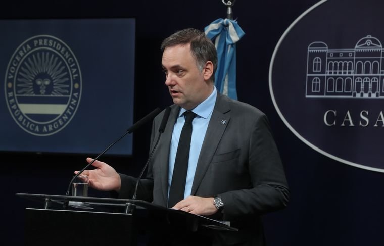 La Justicia fue por Adorni: abrieron una investigación por sus polémicos viajes a Nueva York y Punta del Este