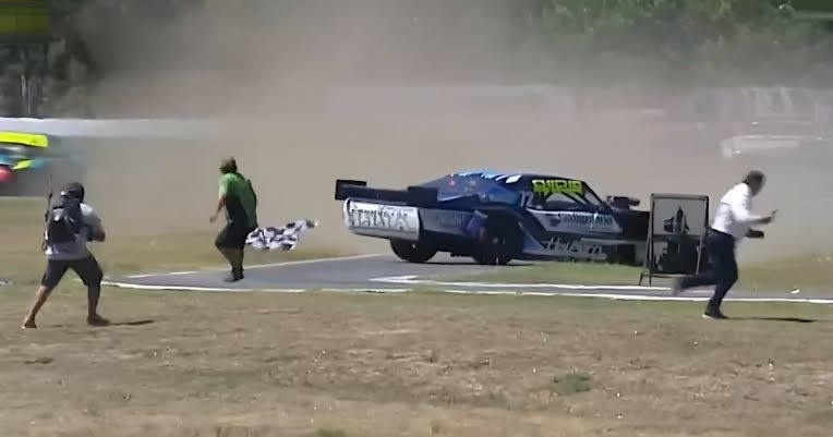 Lo que pasó en el Mouras: un auto se fue al pasto y casi atropella a tres trabajadores