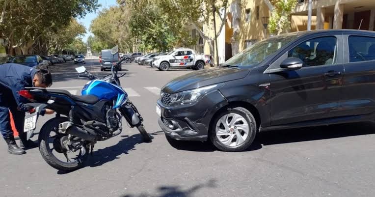 Otra vez un choque en Ignacio de la Roza y Entre Ríos: una mujer hospitalizada