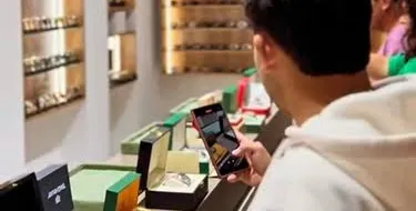 Revuelo en la Peatonal: lo filmaron al intentar robar y terminó detenido en un templo