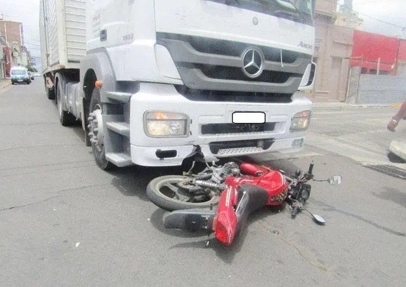 Choque entre moto y camión en Santa Lucía: el motociclista quedó grave