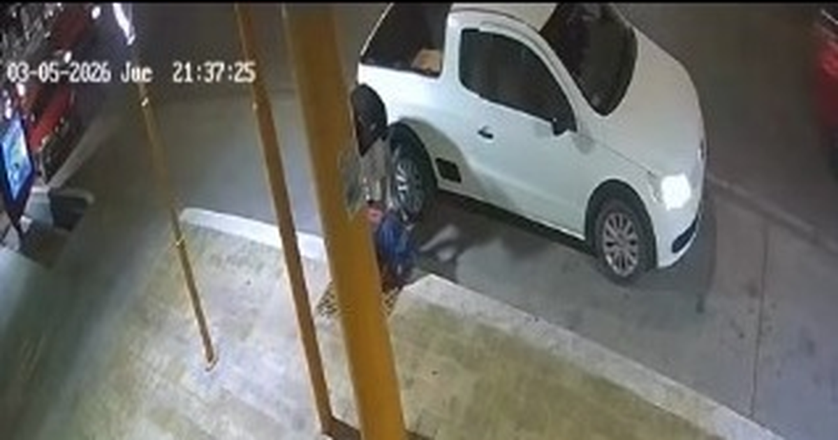 Se olvidó un bolso en la calle con $6 millones adentro, lo filmaron robándolo y pide ayuda para encontrar al ladrón