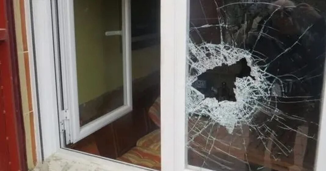 Se fue de vacaciones y le encomendó la casa a su mamá: le robaron $12 millones en dólares, euros y una bicicleta de pista