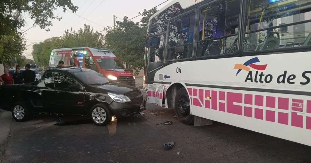 Se quedó dormido al volante, invadió el carril contrario y chocó de frente con un colectivo en Santa Lucía