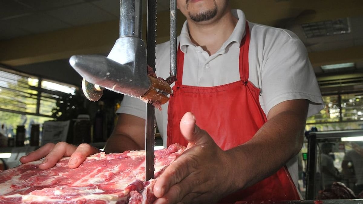 La carne aumentó más del 60% en un año y el consumo se desplomó al nivel más bajo en 20 años: el asado se nos va de las manos