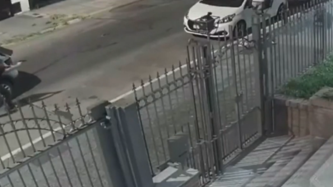 Intentaron asaltar a un policía en Ramos Mejía, él se defendió a los tiros y todo quedó grabado: así fue el tiroteo