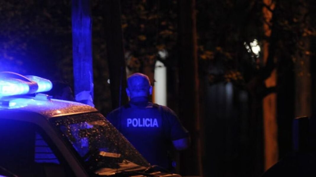 Pasó el semáforo en rojo en Guaymallén, atropelló a un motociclista de 59 años y se fugó: la víctima está grave