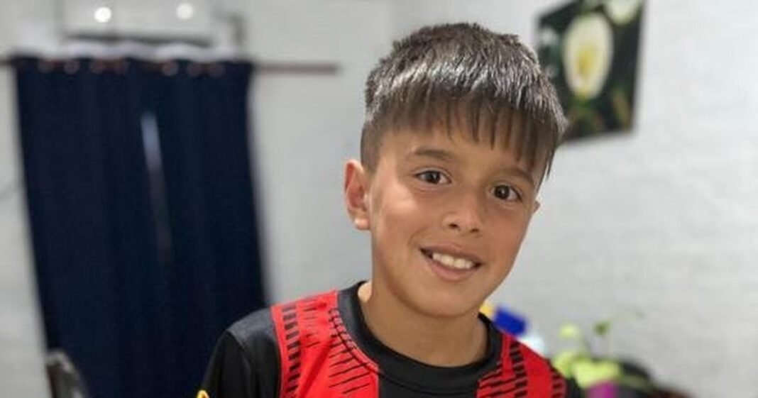 El pibe de Trinidad que lo busca Estudiantes de La Plata: tiene 10 años, juega increíble y quiere comprarle una casa a sus abuelos