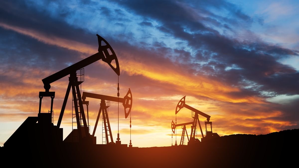 El petróleo se desploma casi un 10%: qué pasó entre Trump e Irán y qué significa para Argentina
