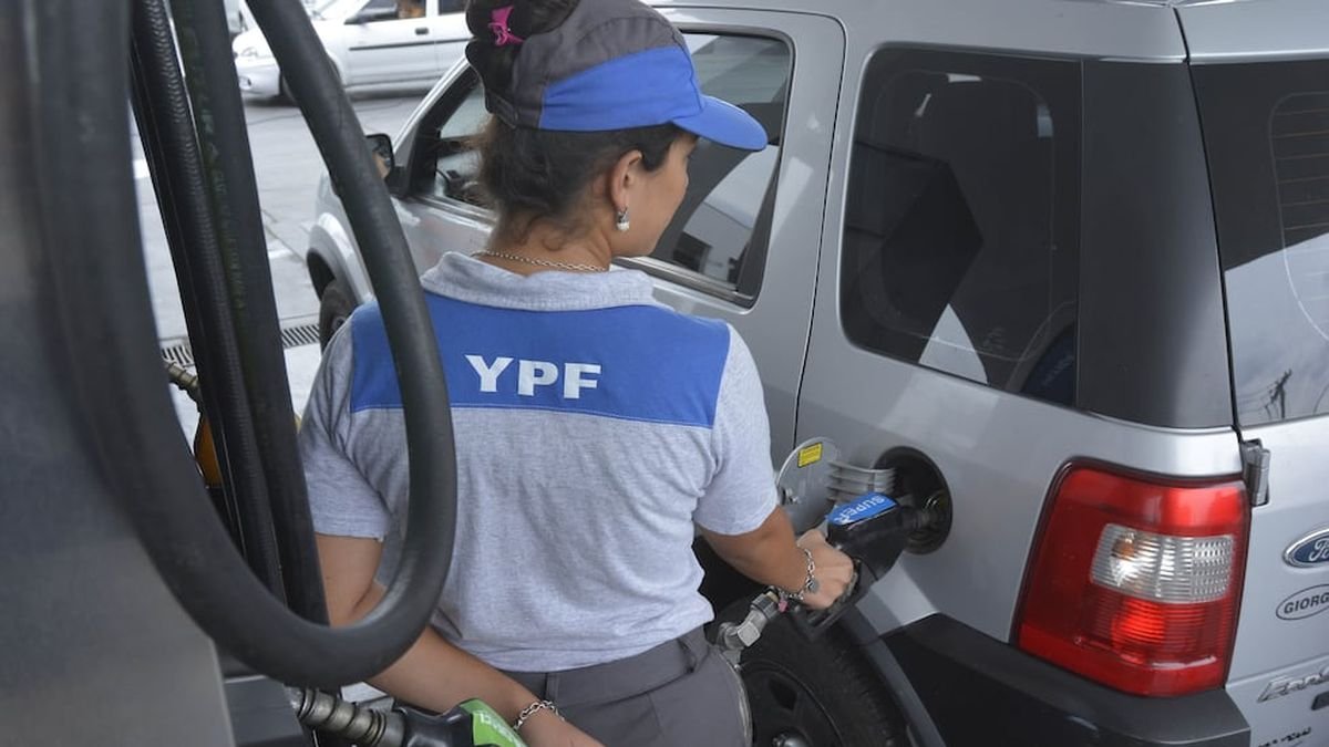La nafta roza los $2.000 el litro: cuatro aumentos en una semana y los camioneros se rebelan