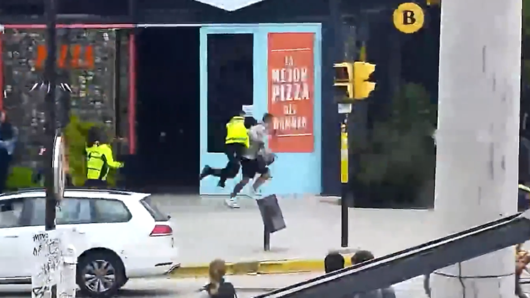 El video que se viralizó: un preventor de Mendoza tacleó al ladrón que acababa de robar una cartera en el centro
