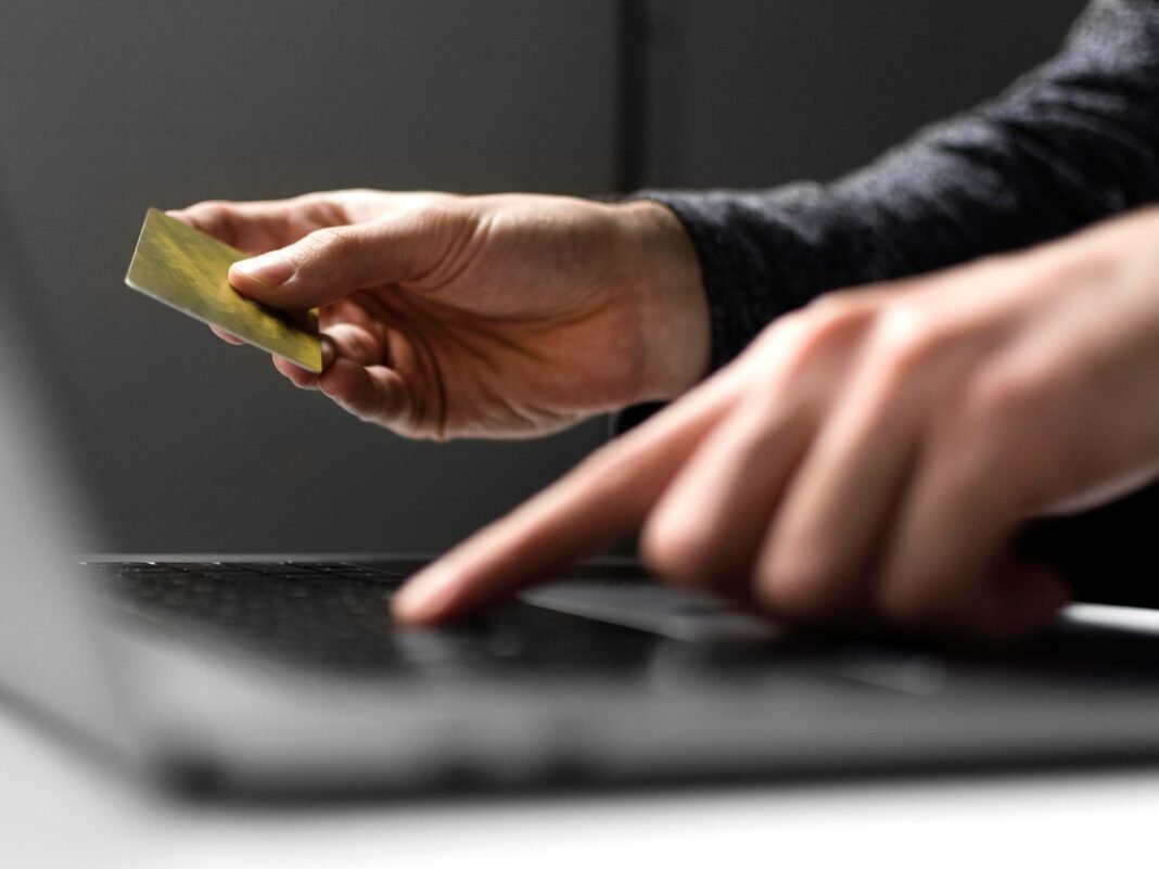 Alerta por nueva modalidad de estafa: se hacen pasar por empresas conocidas y vacían cuentas en minutos