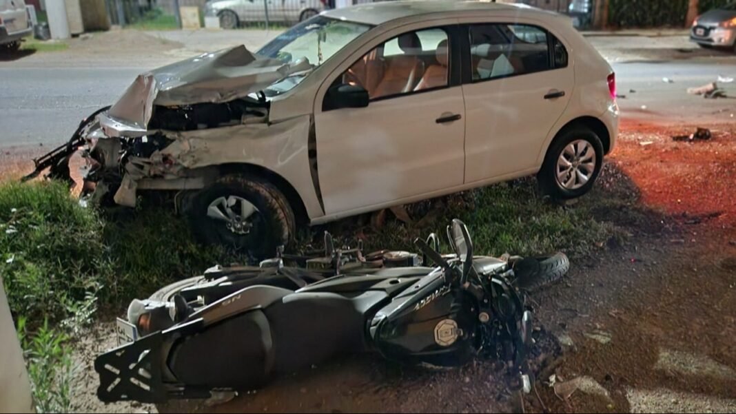 Violento choque entre auto y moto en Capital: dos personas terminaron heridas