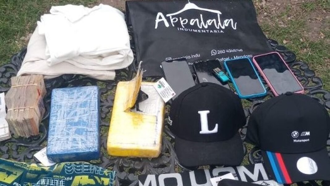 Los detuvieron por estafas con transferencias falsas en San Rafael y tenían 2 kilos de cocaína en casa