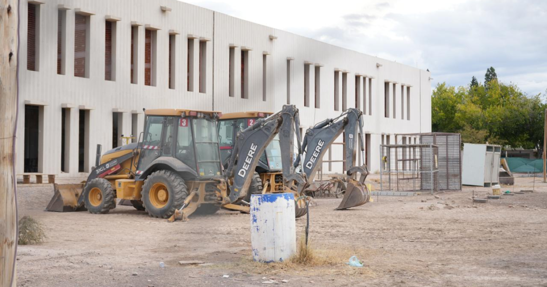 La Escuela de Música de la UNSJ vuelve a tener obreros y máquinas en su obra