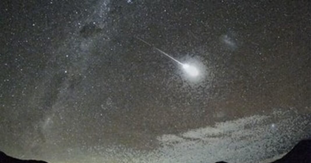 Un meteoro iluminó el cielo de San Juan en plena noche y el video que lo captó se hizo viral