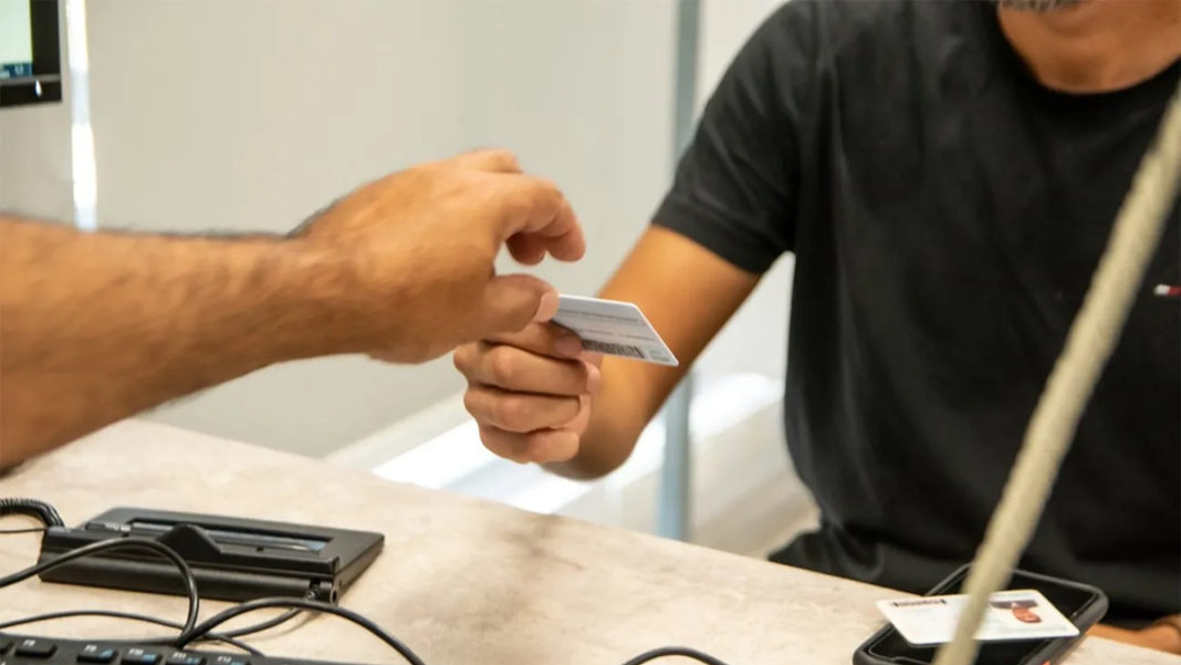 Entregó 3.500 certificados falsos para sacar licencias de conducir y la atraparon: cómo funcionaba la red