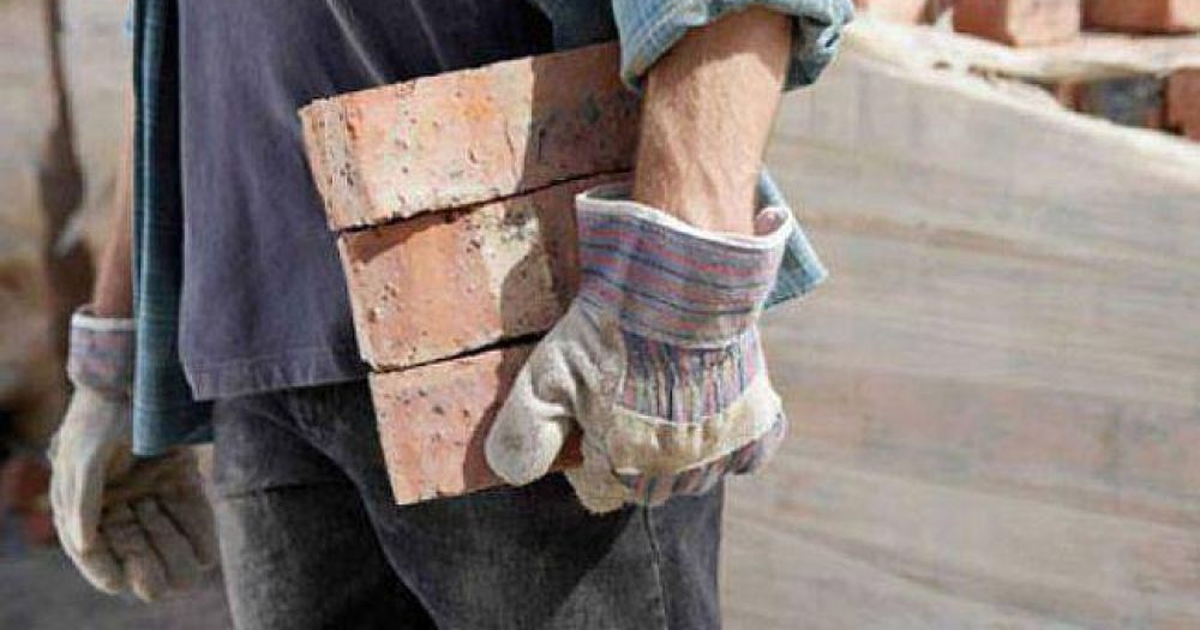 En un solo año se esfumaron 124.700 empleos formales y el único sector que crece son los monotributistas