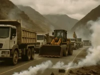 Bolivia: gases y piedras mientras un convoy de 150 vehículos intenta abrir rutas