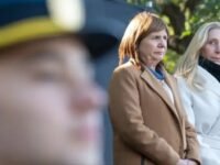 Karina le cerró la puerta del Cabildo a Bullrich en pleno 25 de Mayo