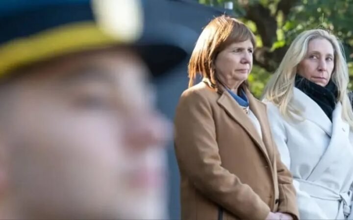 Karina le cerró la puerta del Cabildo a Bullrich en pleno 25 de Mayo