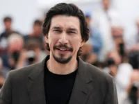 Adam Driver: el vestuario de Paper Tiger cambia cómo caminás