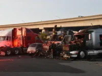 Se derrumbó un puente peatonal en la Panamericana tras el choque de un camión