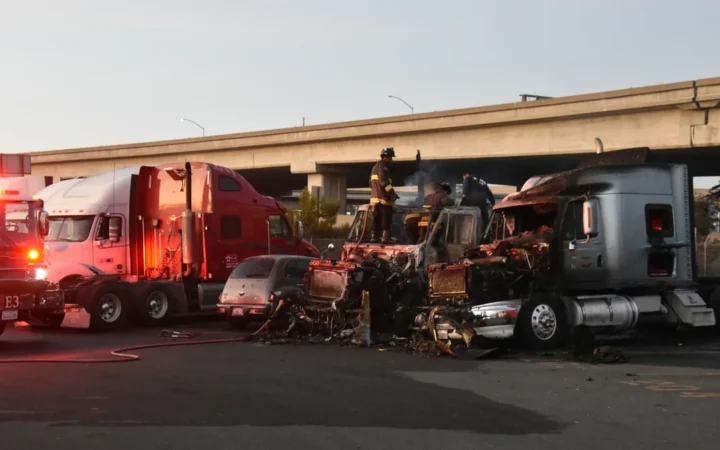 Se derrumbó un puente peatonal en la Panamericana tras el choque de un camión