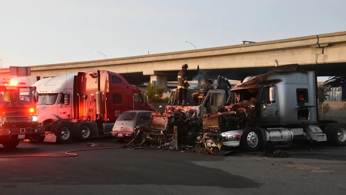 Se derrumbó un puente peatonal en la Panamericana tras el choque de un camión