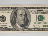 Dólar arrancó la semana corta en alza: oficial a $1.430