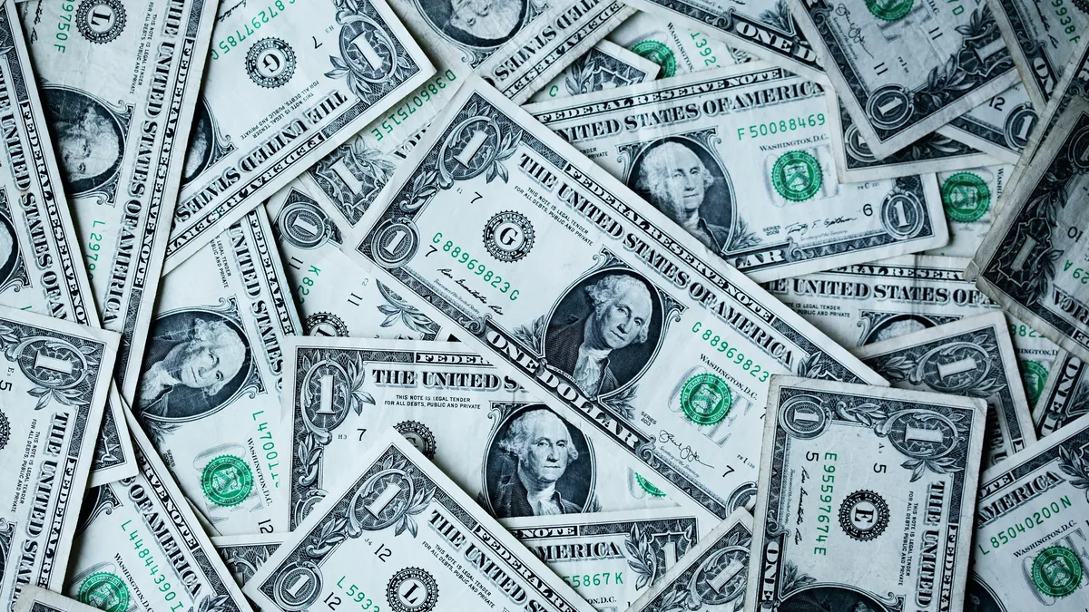 Dólar blue en San Juan: bajó $10 y cerró el viernes a $1.460