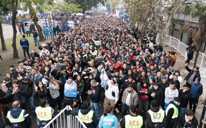 El Indio Solari se va con una marea humana: más de 50 cuadras de fila en Avellaneda