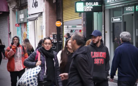 El dólar trepó a $1.450 en el Banco Nación y marcó máximo desde febrero