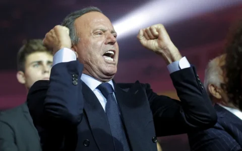 Julio Iglesias gana en la Justicia: la Fiscalía deberá entregarle la denuncia archivada