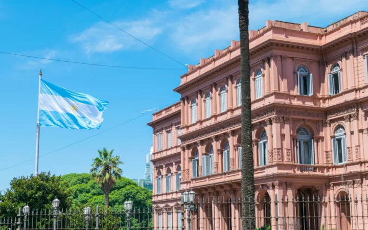 El FMI elogió las compras de dólares del BCRA y pidió reformas fiscales y previsionales