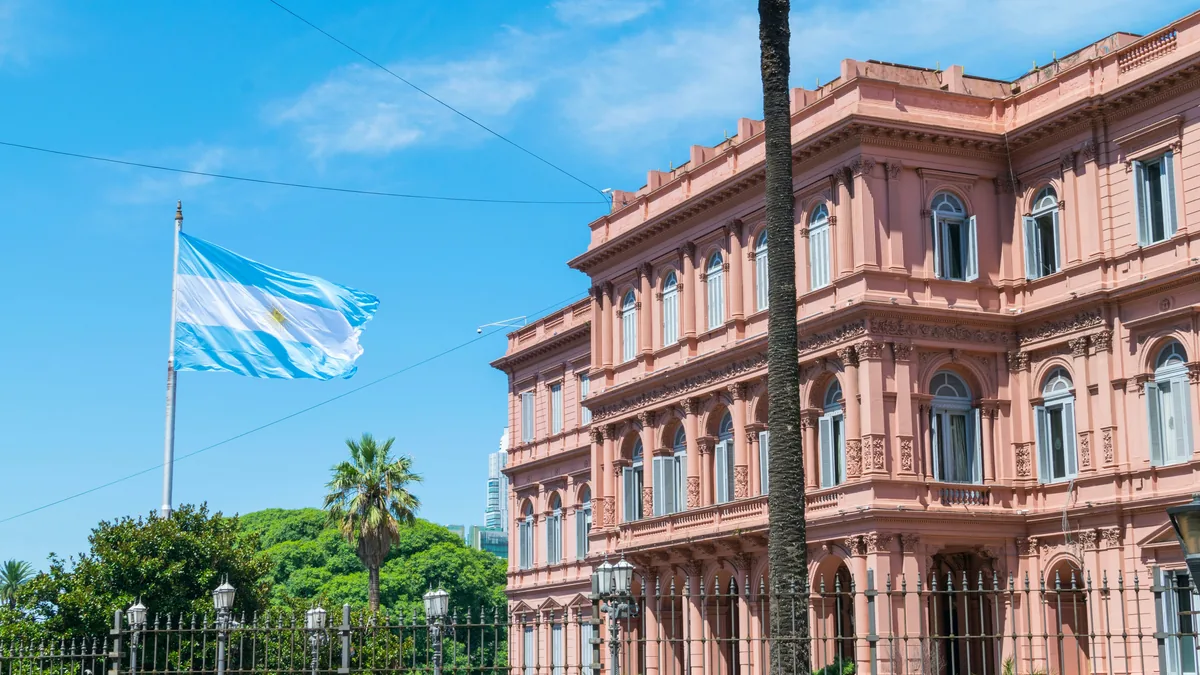 El FMI elogió las compras de dólares del BCRA y pidió reformas fiscales y previsionales