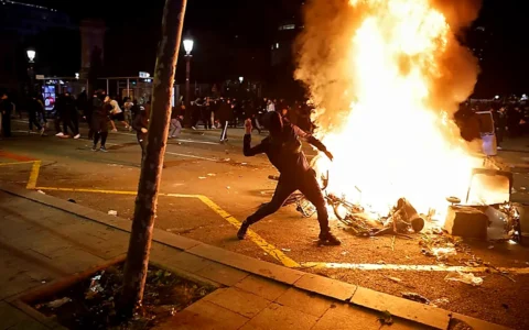 Barcelona en llamas: 100 detenidos tras saqueos y choques con la policía