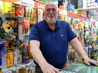 Farmacias, ferreterías y huevos: la historia del comerciante sanjuanino que siempre vuelve a empezar