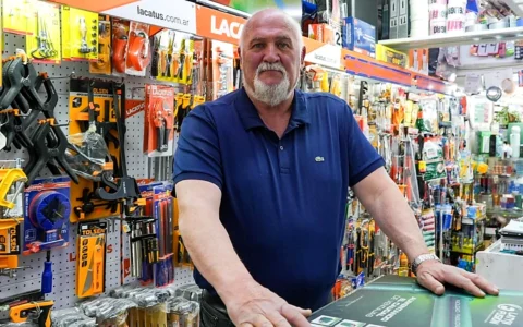 Farmacias, ferreterías y huevos: la historia del comerciante sanjuanino que siempre vuelve a empezar