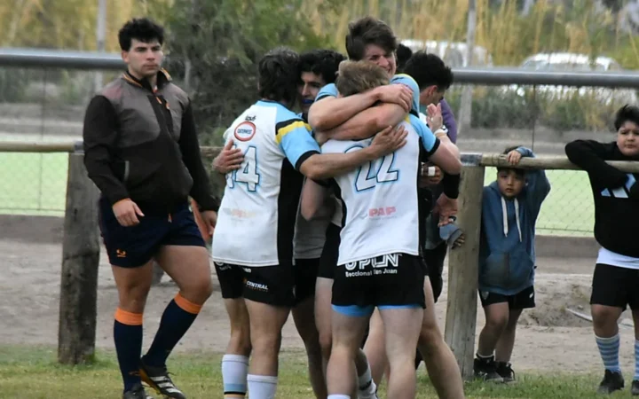 Universitario dio vuelta el partido en Pocito y se alejó de la zona de reválida
