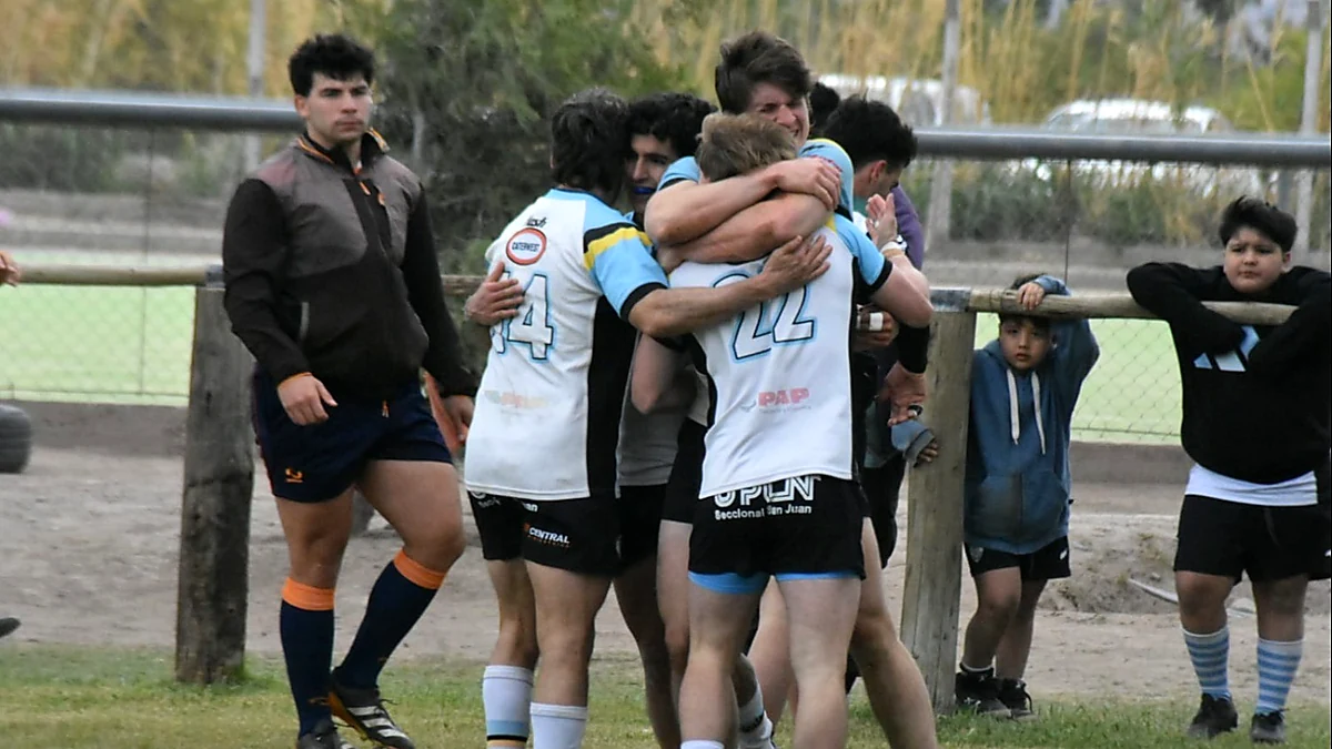 Universitario dio vuelta el partido en Pocito y se alejó de la zona de reválida