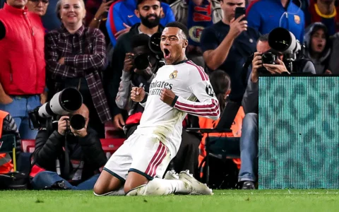 Mbappé doblete y Real Madrid le ganó 2-1 al Barcelona en el Camp Nou