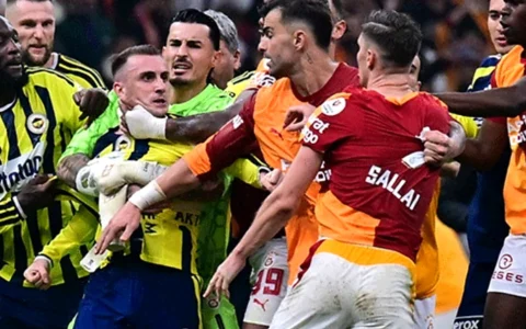La pelea que terminó a piñas en el clásico más caliente de Europa