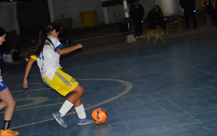 La sanjuanina de 13 años que viaja a los Evita con los botines rotos